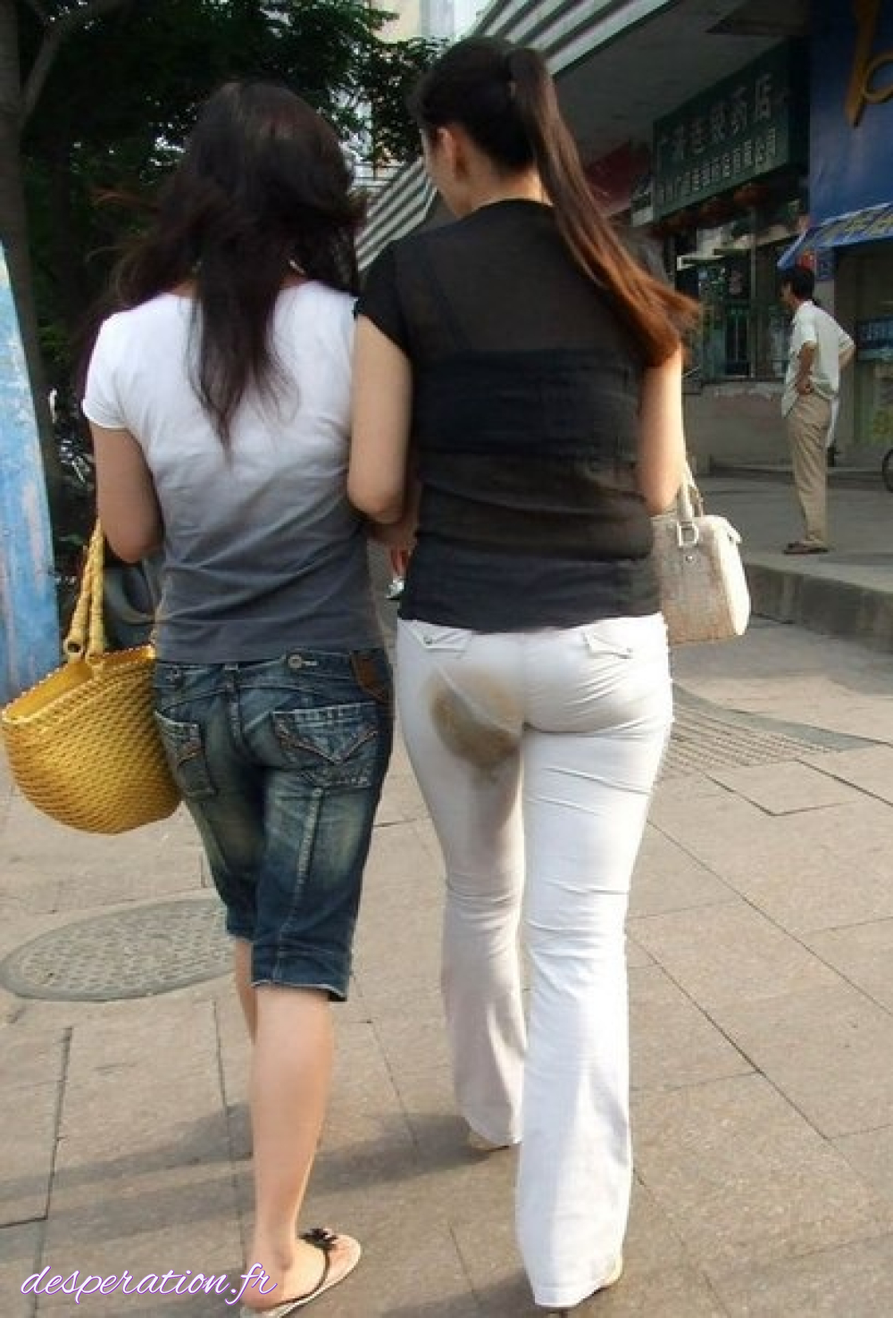 Girl poop pants. Pantypoop на улице.